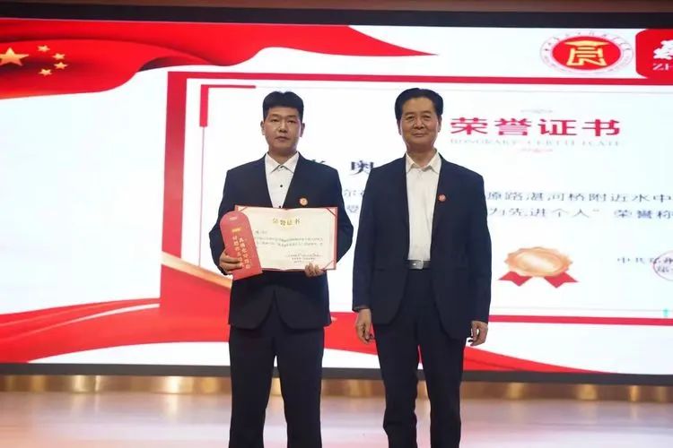 我校隆重舉行表彰大會(huì) 號(hào)召全校師生學(xué)習(xí)張奧同志見(jiàn)義勇為精神